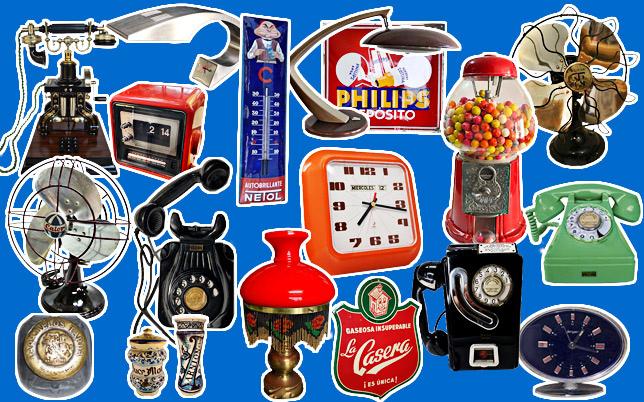 Objetos de decoración vintage como teléfonos antiguos, lámparas, despertadores, ventiladores, relojes y gominolas