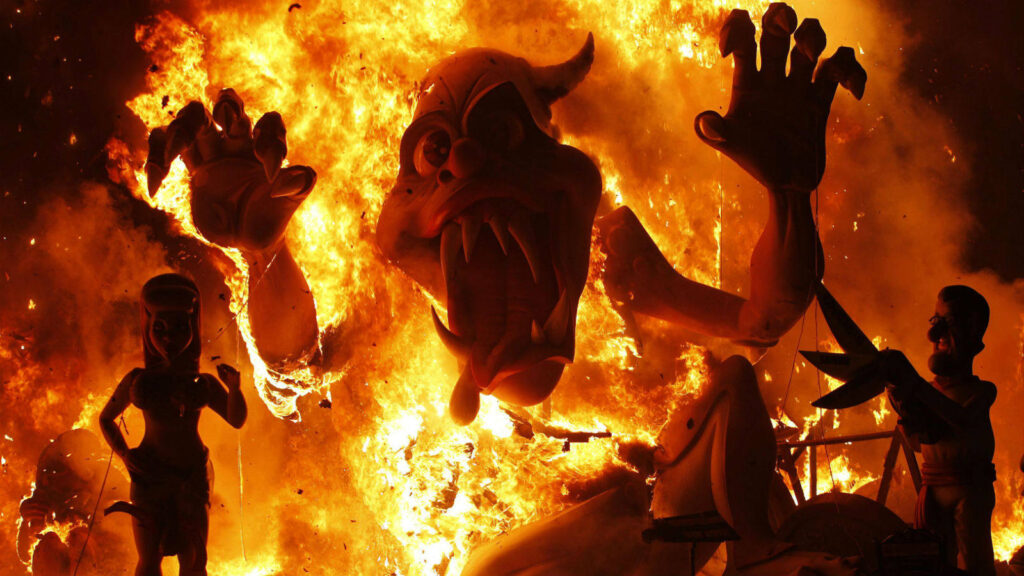 Cremà de una falla en Valencia con figuras ardiendo en llamas