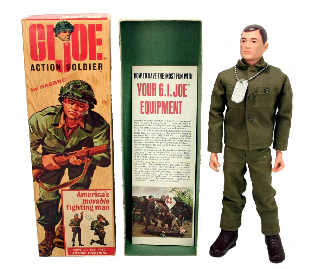Figura G.I. Joe con uniforme militar verde y caja vintage de Hasbro de los años 60.