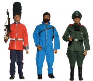 Tres muñecos Geyper Man antiguos con uniformes de guardia británico, buzo azul y oficial alemán.