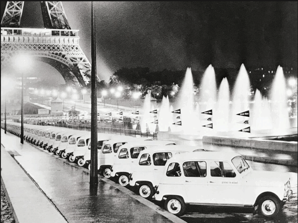 Presentación del Renault 4 con 200 unidades frente a la Torre Eiffel
