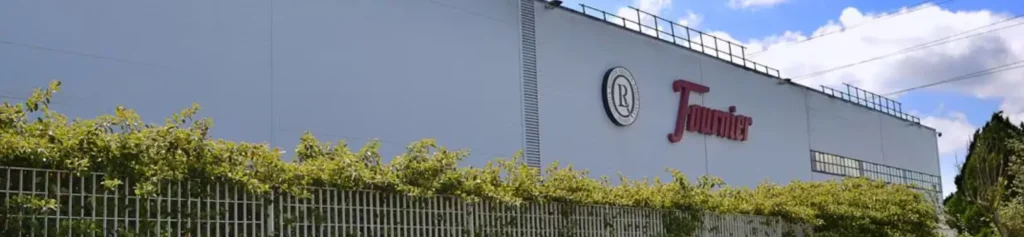 Fábrica de naipes Fournier en Legutio Álava con logotipo en la fachada