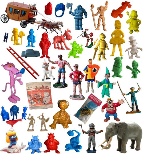 Qué compramos 5 Figuras de plástico antiguas de promociones Dunkin, Montaplex, sobres sorpresa, personajes de cómic y televisión como la Pantera Rosa, E.T., Pitufos y muñecos deportivos.